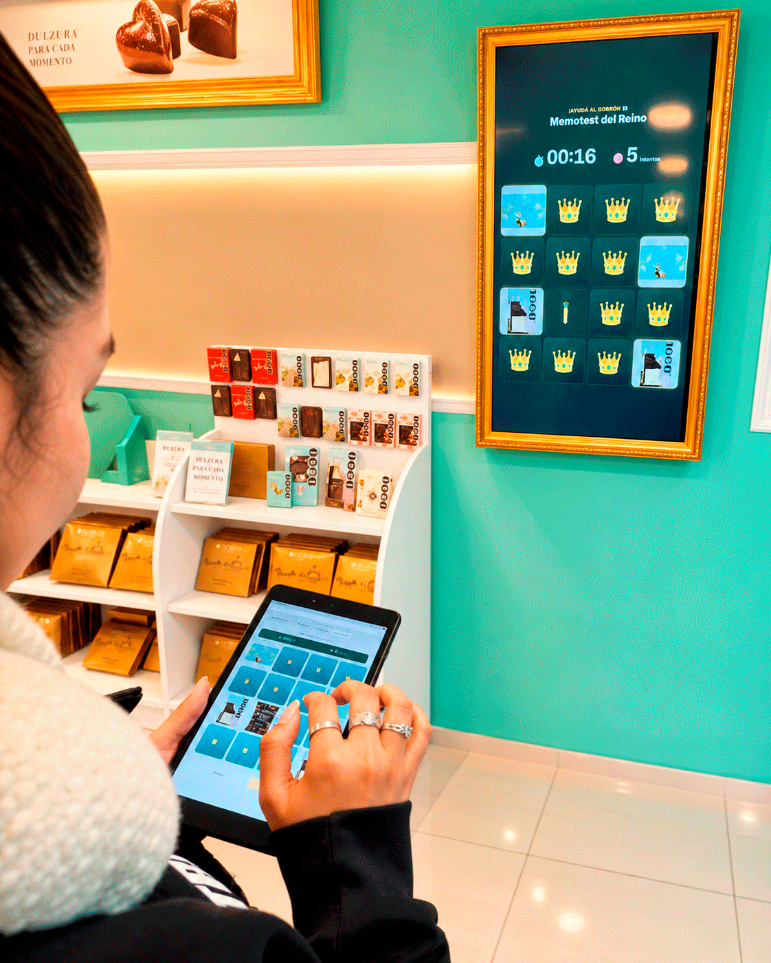 La coordinadora jugando al Memotest desde la tablet, espejado en vivo en la TV vertical del salón
