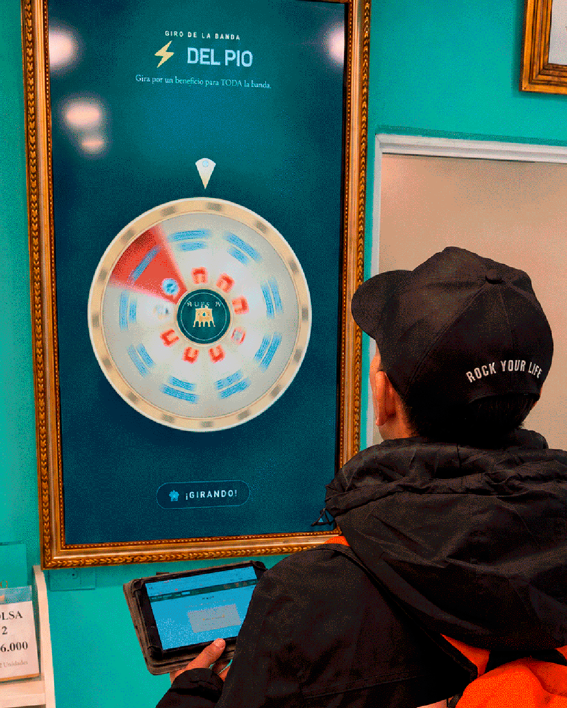 La ruleta del Super Giro girando en la TV vertical con los premios visibles